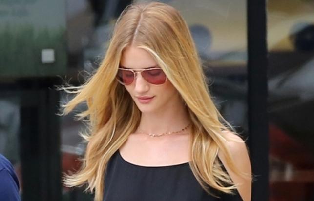 Η Rosie Huntington-Whiteley ξέχασε να φορέσει σουτιέν!