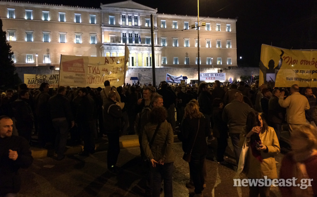 Παραμένουν στο Σύνταγμα οι διαδηλωτές