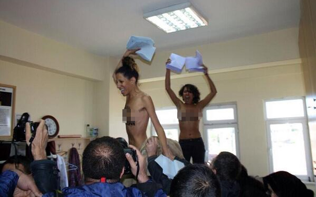 Τόπλες εμφάνιση των Femen στο εκλογικό κέντρο που ψήφισε ο Ερντογάν
