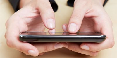 Smartphones και ταμπλέτες προκαλούν… ρυτίδες