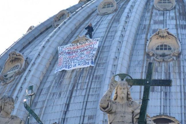Ο επιχειρηματίας που διαμαρτύρεται στο Βατικανό εναντίον της Ε.Ε.