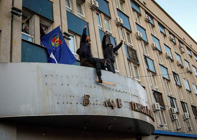 Μπαράζ καταλήψεων κυβερνητικών κτιρίων στην Ουκρανία