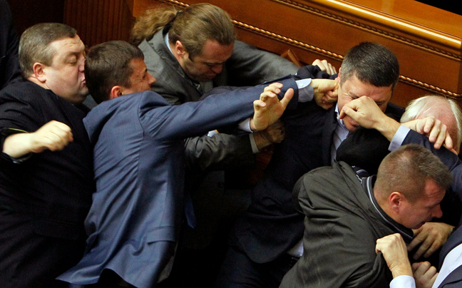 Πιάστηκαν στα χέρια στην ουκρανική Βουλή