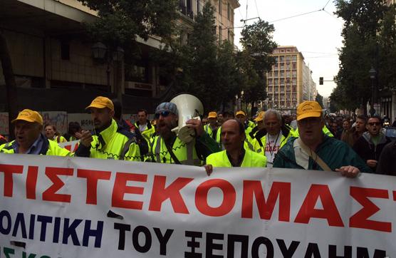 Σε εξέλιξη η πορεία των λιμενεργατών στο κέντρο της Αθήνας