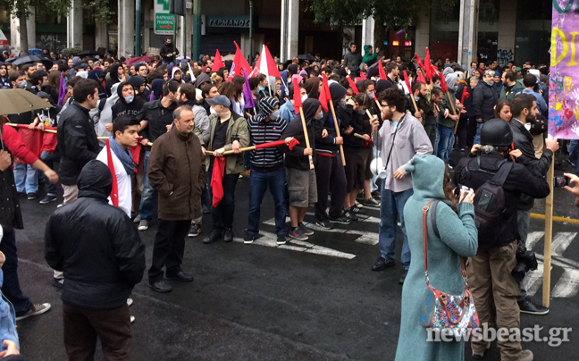 Διαμαρτυρία με βροχή και&#8230; χρώμα