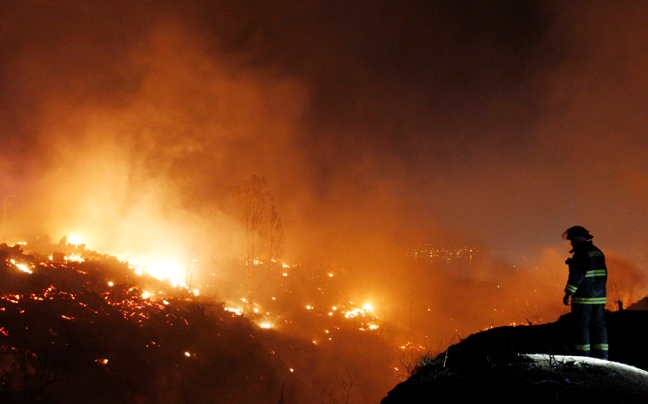 Συνεχίζει το καταστροφικό της έργο η πυρκαγιά στην ορεινή Καλαμπάκα
