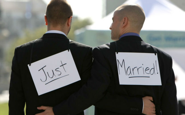 Μύκονος και Λέσβος στη λίστα για γαμήλια ταξίδια gay ζευγαριών
