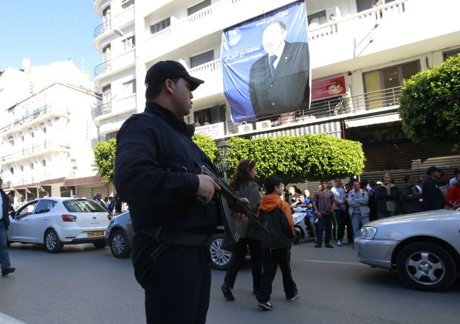 Σφίγγει ο κλοιός γύρω από τον πρόεδρο της Αλγερίας