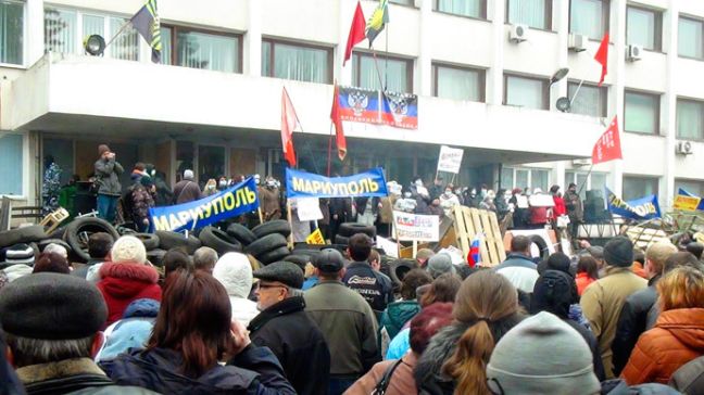 Εκατοντάδες άνθρωποι διαδήλωσαν στη Μαριούπολη εναντίον του Κιέβου