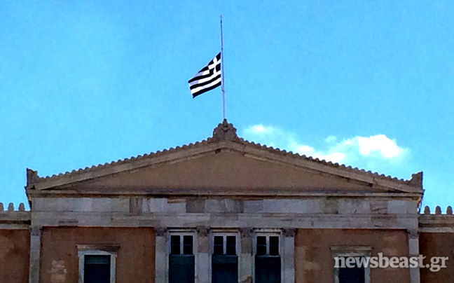 Μεσίστια κυματίζει η σημαία στη Βουλή