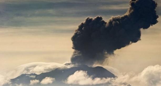 Βρυχάται το ηφαίστειο Ubinas στο Περού