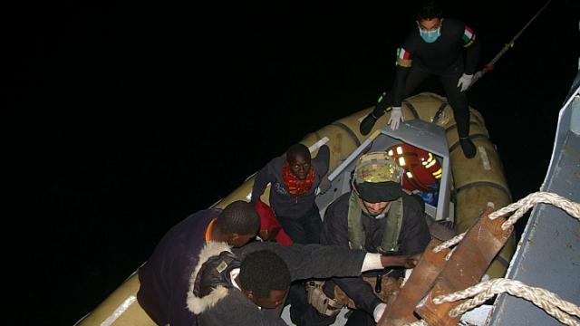 Πάνω από 800 μετανάστες φτάνουν στη νότια Ιταλία