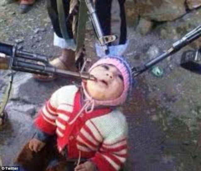 Τρία όπλα σημαδεύουν ένα μικρό παιδί στη Συρία