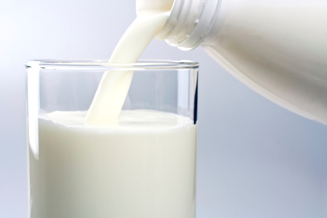 Γάλα επτά ημερών στα σούπερ μάρκετ χωρίς να μειωθεί η τιμή