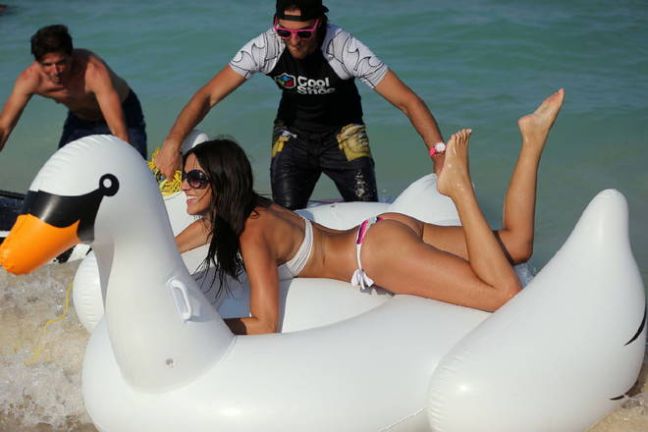 Κολάζει η Claudia Romani καβάλα στον… κύκνο της