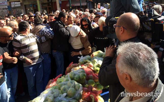 Συνωστισμός για λίγα προϊόντα δωρεάν στη λαϊκή του Κολωνού