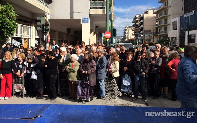 Ουρές πολιτών στη λαϊκή αγορά του Κολωνού