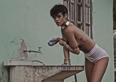 Η Rihanna ανάβει φωτιές με την αισθησιακή της φωτογράφιση