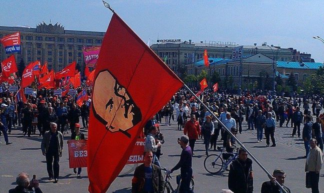Χιλιάδες κόσμου στην πορεία για την Πρωτομαγιά με ρωσικές σημαίες στην Κριμαία