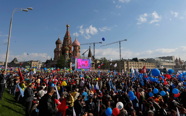 Εκατό χιλιάδες διαδηλωτές κατέκλυσαν την Κόκκινη Πλατεία της Μόσχας
