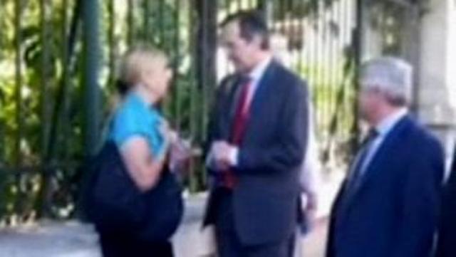 Ο περίπατος Σαμαρά και η απρόσμενη συνάντηση με μία τουρίστρια