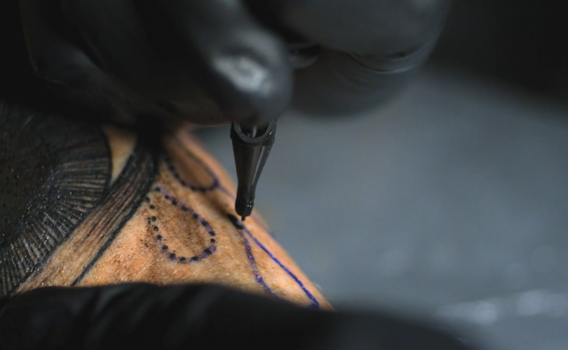 Χτυπώντας tattoo σε αργή κίνηση