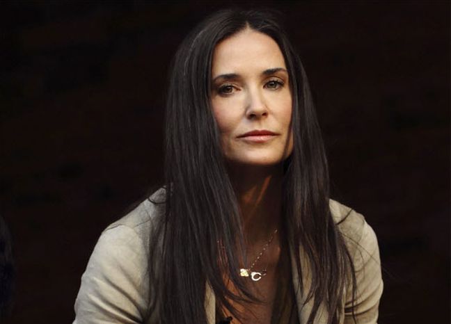 Demi Moore: H διάσημη ηθοποιός θυμήθηκε όταν πόζαρε αγκαλιά με τον Άγιο Βασίλη