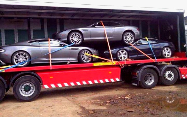 Aston Martin στοιβαγμένα σαν σαρδέλες…