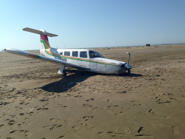 Βρέθηκαν 500 κιλά χασίς σε αεροσκάφος σε παραλία της Αλβανίας
