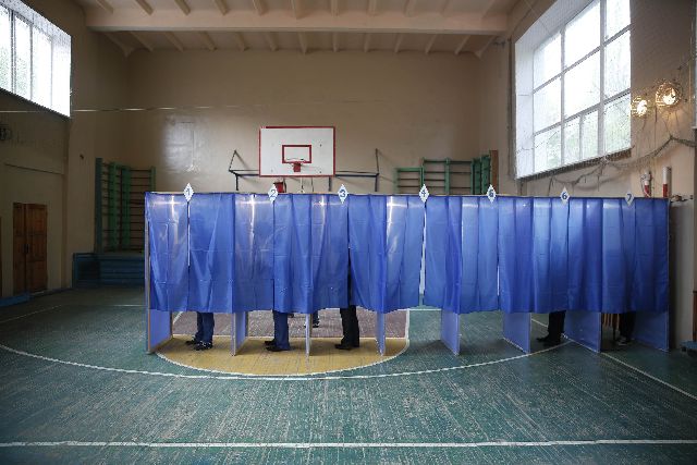 «Συντριπτική» η συμμετοχή στα δημοψηφίσματα στην Ουκρανία