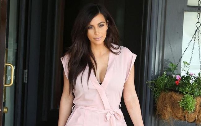 Η Kim Kardashian πίνει μόνο υγρά για να χωρέσει στο νυφικό της!