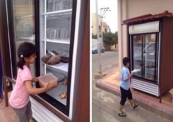Έβαλε ψυγείο έξω από το σπίτι του για να βοηθήσει τους συνανθρώπους του