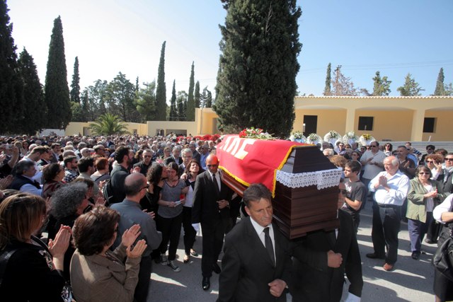 Σε κλίμα συγκίνησης η κηδεία του Μπάμπη Αγγουράκη