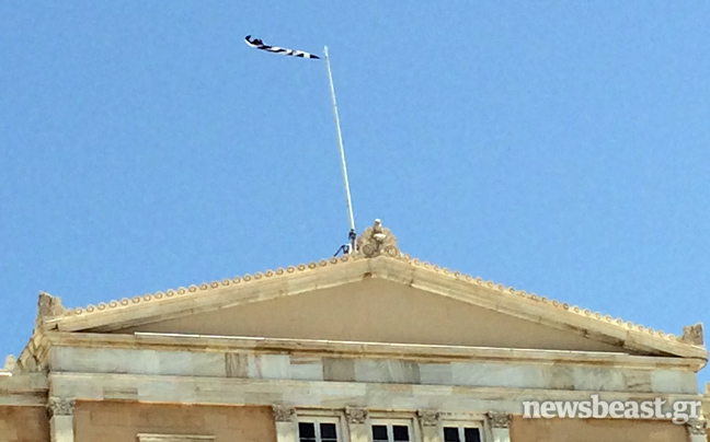Ο αέρας έκοψε την ελληνική σημαία στη Βουλή