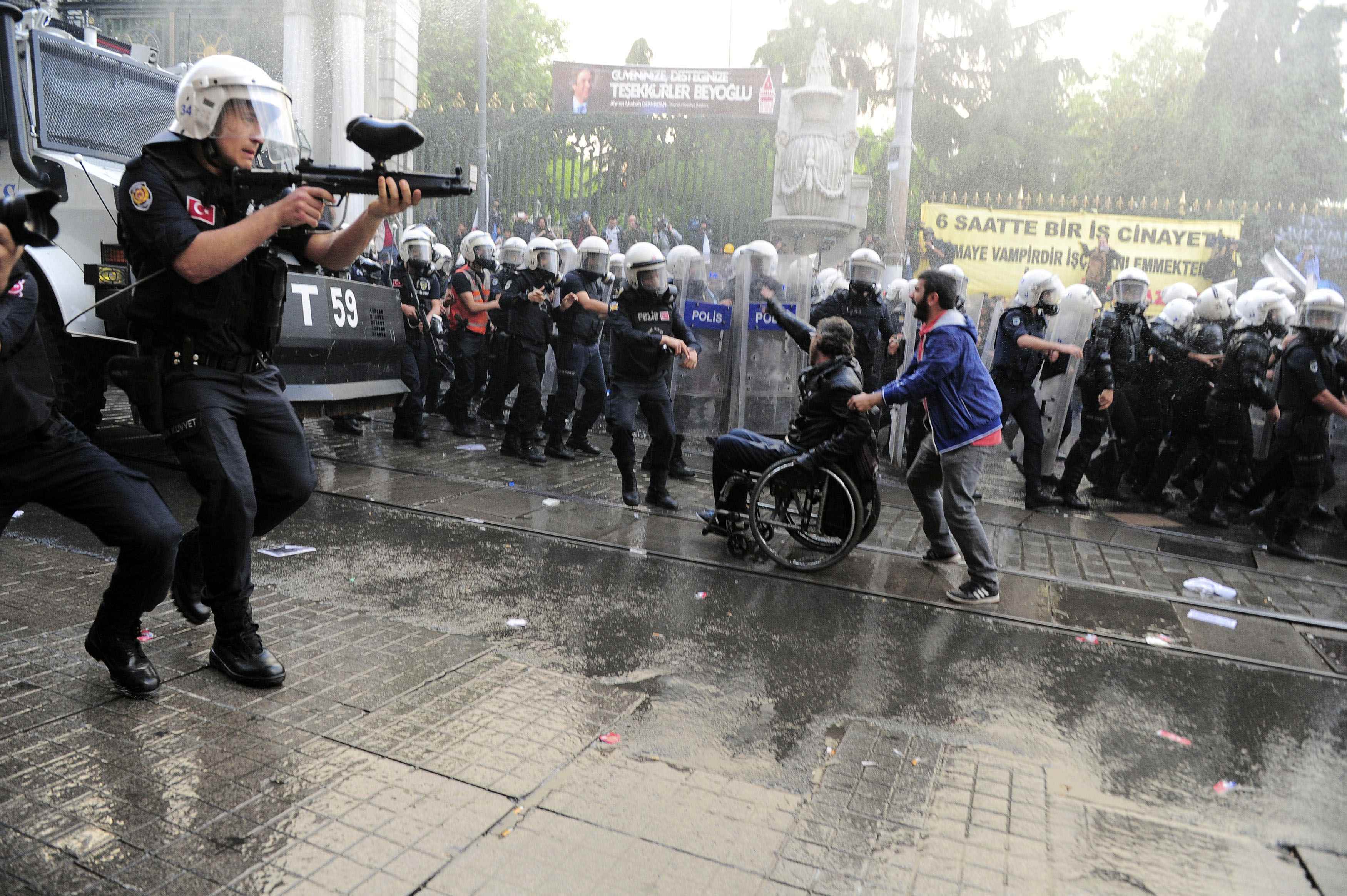 Συγκρούσεις μεταξύ διαδηλωτών και αστυνομίας στην Κωνσταντινούπολη