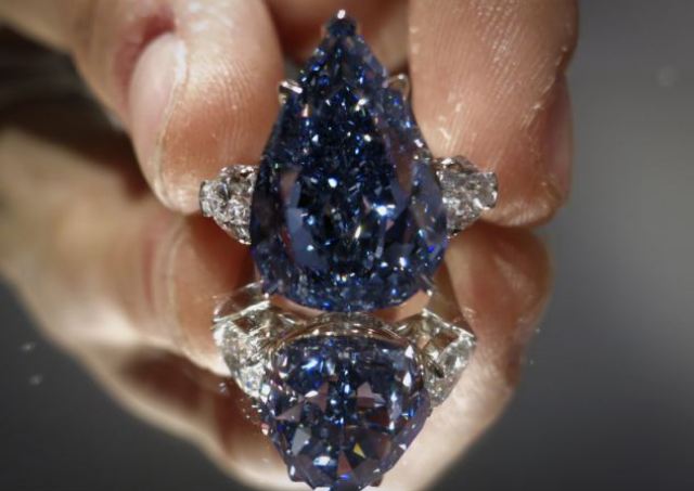 Εντυπωσιακό μπλε διαμάντι δημοπρατήθηκε στη Γενεύη