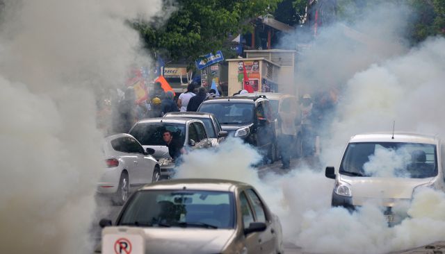 Εκτεταμένη χρήση δακρυγόνων κατά διαδηλωτών στη Σμύρνη