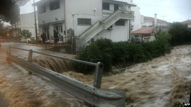 Αυξάνονται τα θύματα από τις πλημμύρες στα Βαλκάνια
