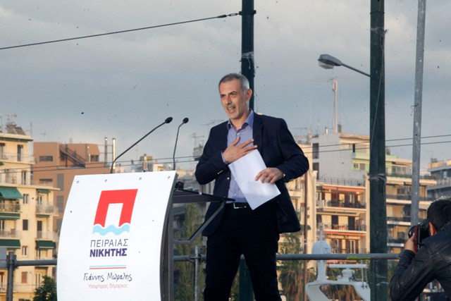 Πανηγυρικό κλίμα στο εκλογικό κέντρο Μώραλη