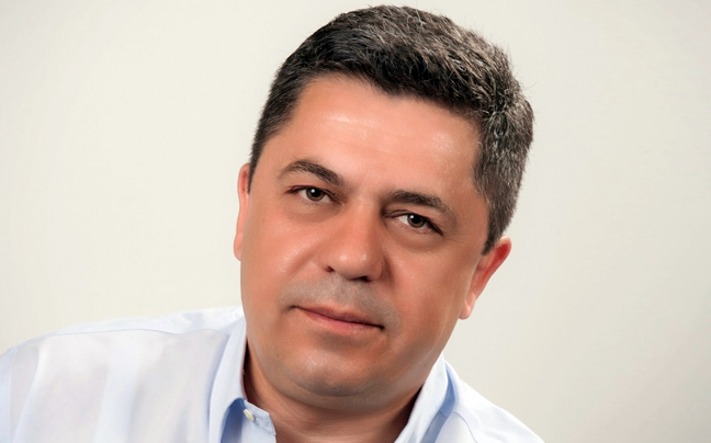 Υποψήφιος, μόνος, κατεβαίνει και… σαρώνει