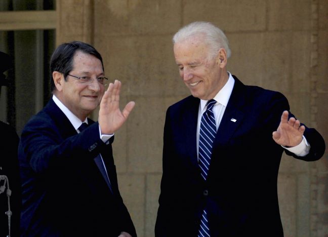 Επιφυλακτικά τα κυπριακά κόμματα για την επίσκεψη Μπάιντεν