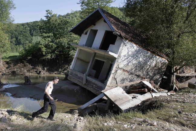 Σε επαγρύπνηση για άλλες 4 μέρες στη Σερβία