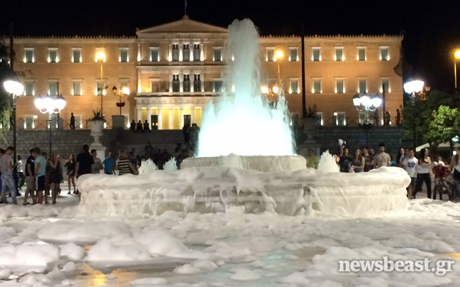 Η πλατεία Συντάγματος γέμισε&#8230; αφρούς!