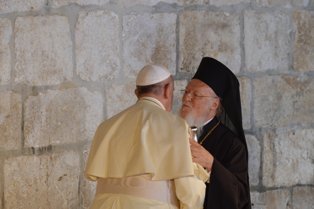 Ασπασμός ειρήνης μεταξύ Βαρθολομαίου και Φραγκίσκου