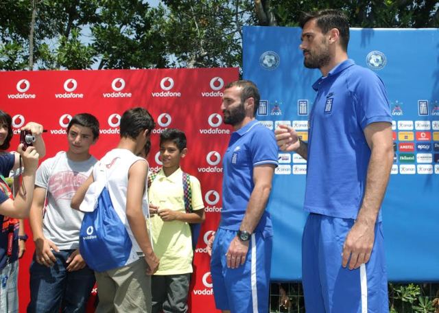 Τα παιδιά των Παιδικών Χωριών SOS δίπλα στην Εθνική Ελλάδος