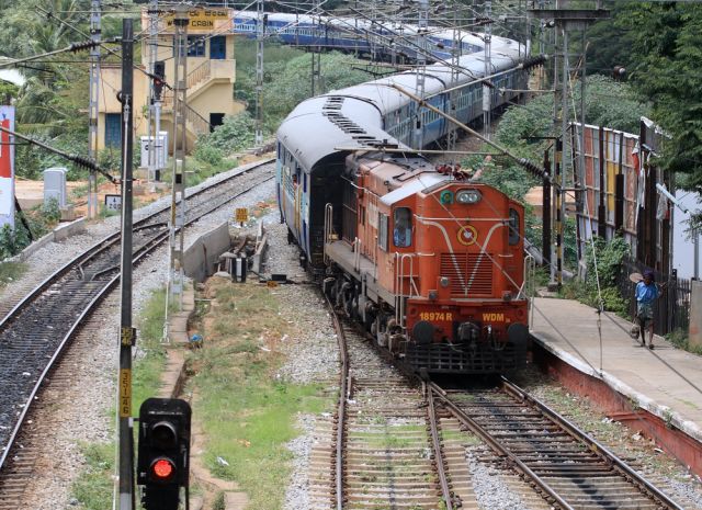 Δεκάδες νεκροί σε σύγκρουση τρένων στην Ινδία