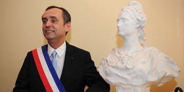 Επαναφορά της μαθητικής ποδιάς επιδιώκει Γάλλος δήμαρχος