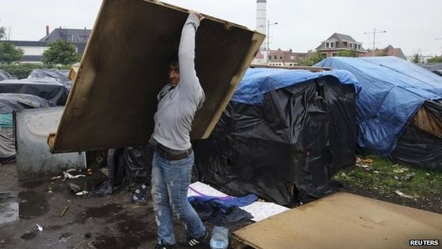 Επιχείρηση κατά καταυλισμού μεταναστών στο Καλαί