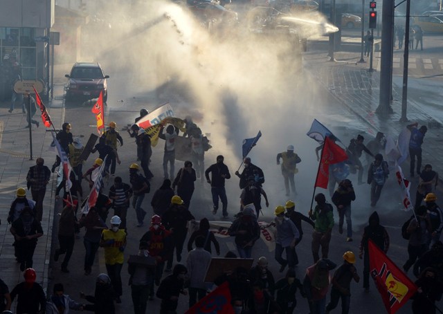 Δακρυγόνα και αντλίες νερού εναντίον διαδηλωτών στην Τουρκία