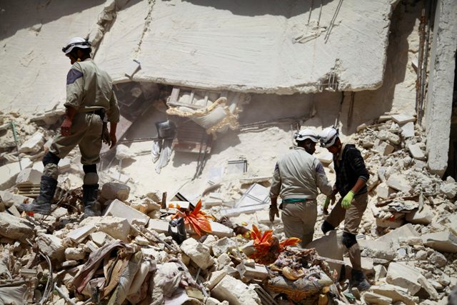 Τουλάχιστον 50 νεκροί από βομβαρδισμούς στο Χαλέπι